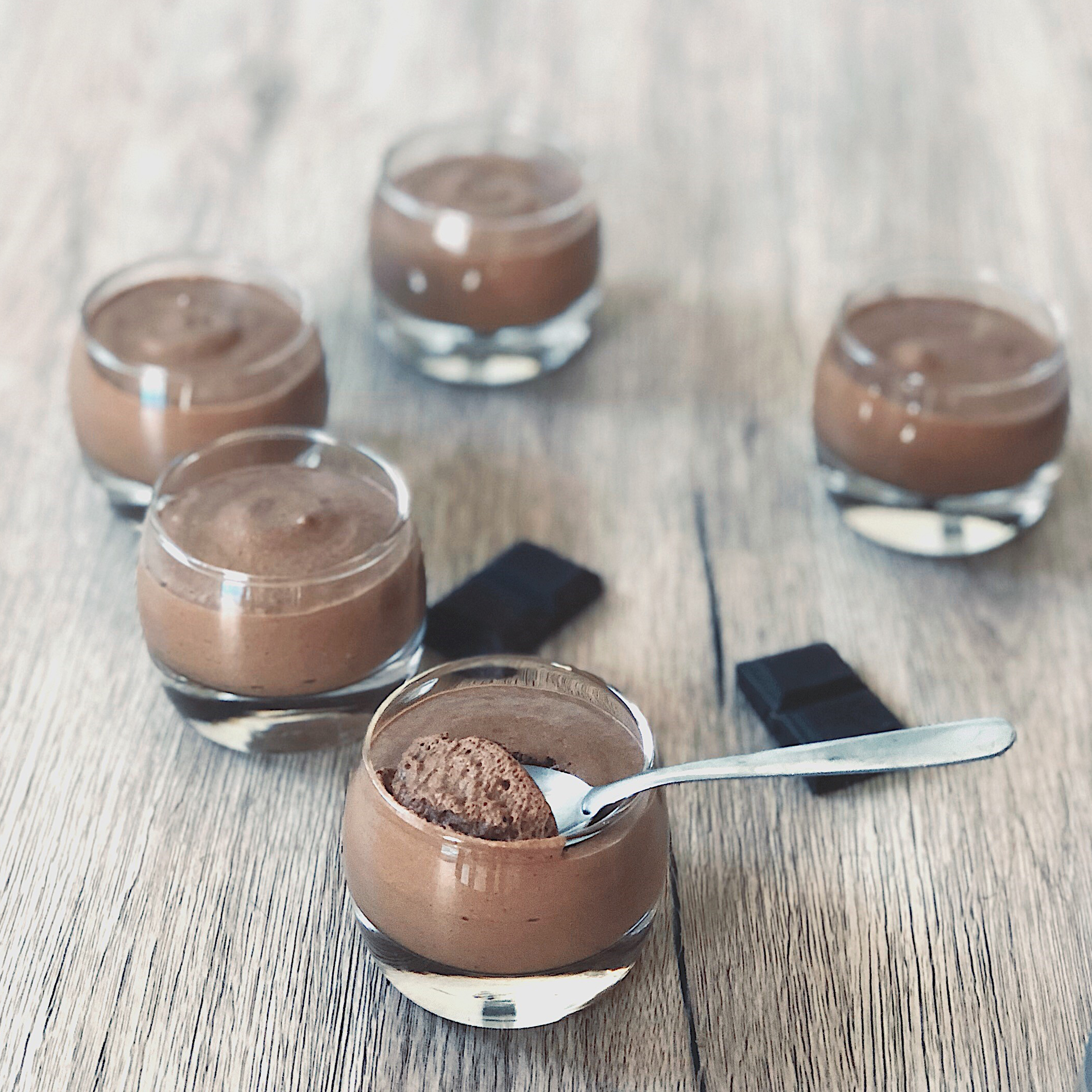Savoureuse recette de mousse au chocolat sans sucre . légère savoureuse et gourmande elle séduira le plus grand nombre
